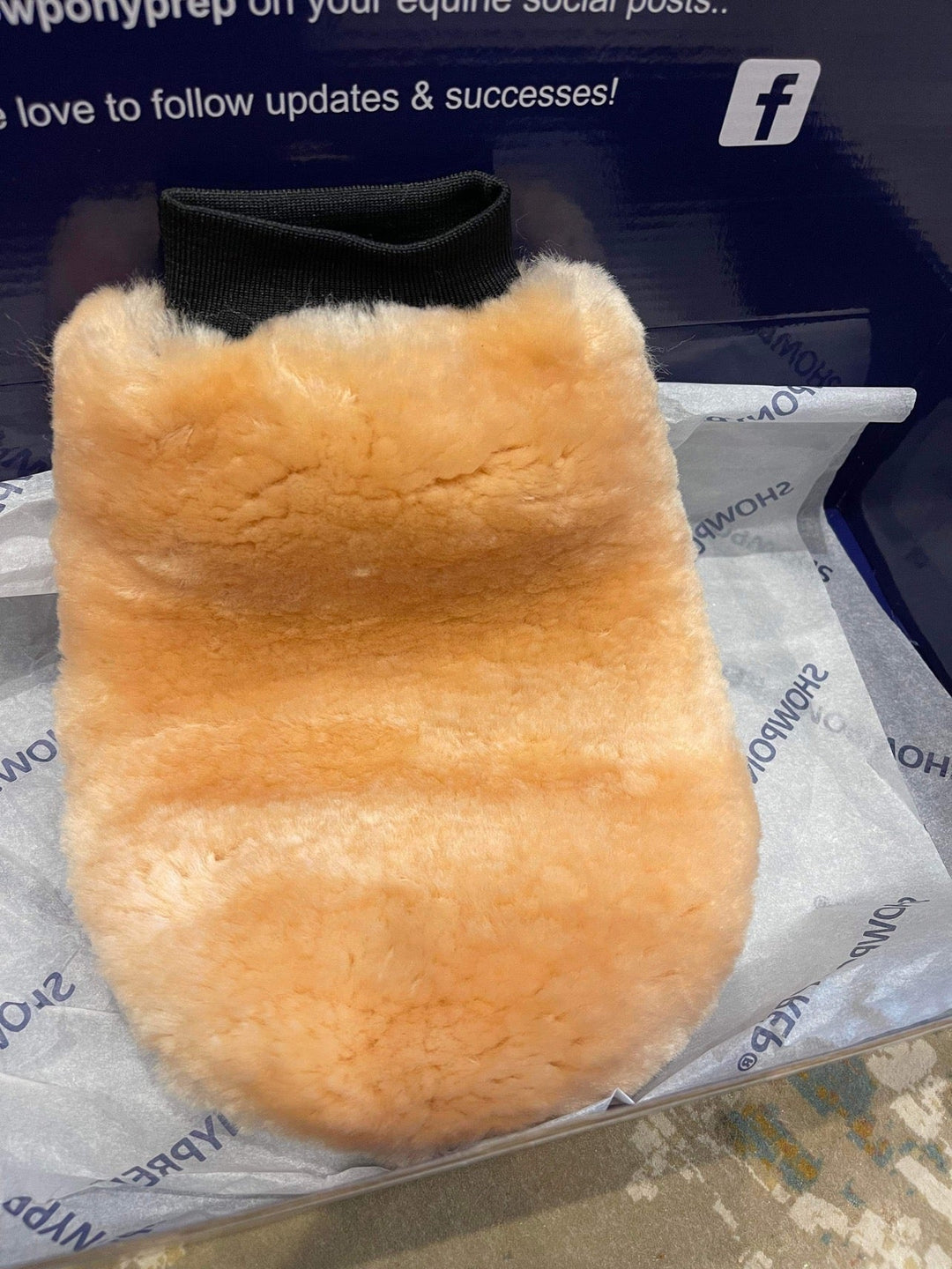 GLEAM Pure Lambswool Buffing Mitten